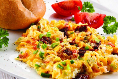 Œufs brouillés à l'Arpea et aux deux tomates